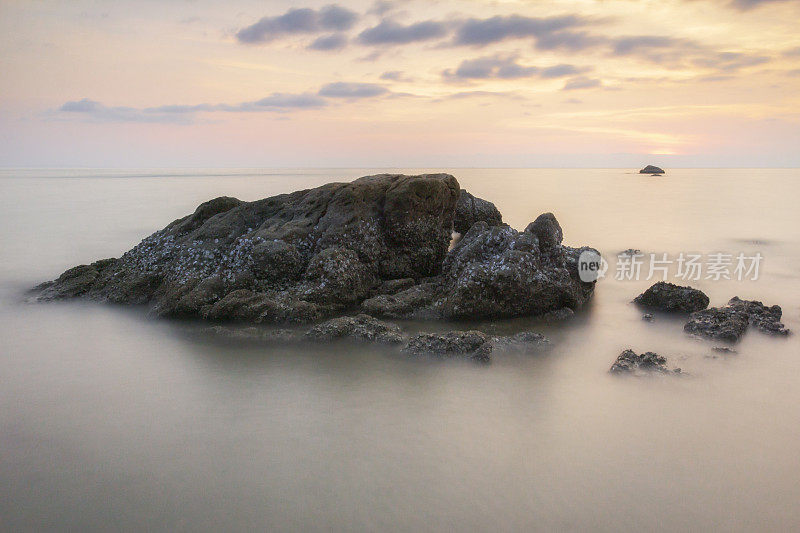 热带天堂海滩晚上在Koh Mak岛，泰国Trat